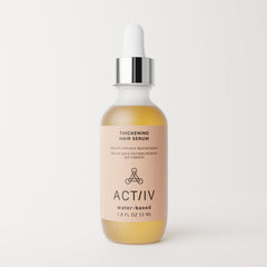 Aplicación manual del ACTIIV Sérum en el cabello para un acabado ligero.