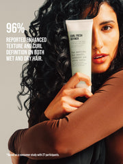 Aplicación suave de AG Care Curl Fresh Definer para rizos.