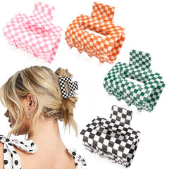 Pinza AHONEY cuadros negros, estilo retro y sujeción estable para cabello fino.