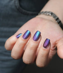 AILALUO esmalte iridiscente verde-azul: efecto luminoso para uñas modernas.