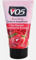 Acondicionador VO5 sin enjuague con fresas crema, desenreda y suaviza el cabello.