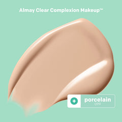 Aplicación de la base cremosa Almay Clear Complexion con cobertura media.