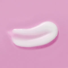 Espuma ligera del limpiador facial Amazon Basics tras lavar la piel.
