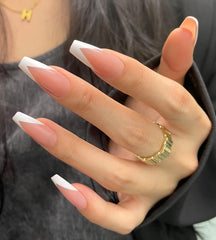 Artquee V uñas french tip largas rosas blancas coffin para look elegante