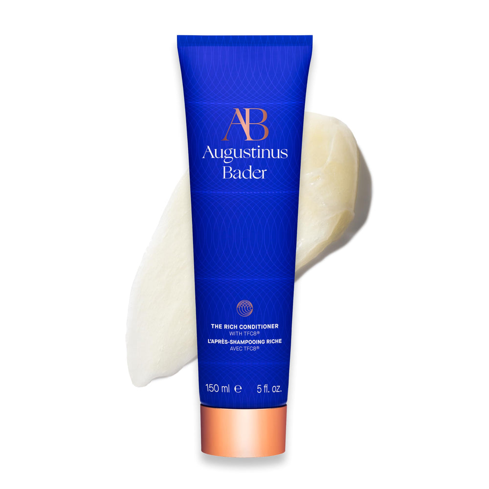 Augustinus Bader Acondicionador Rico, botella en primer plano, hidrata y nutre el cabello.