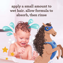Aveeno Kids en la mano, aplicación suave para desenredar rizos