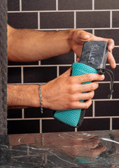 Ballsy Handy Shower Tool combina bien con barras Ballsy para cuidado completo.