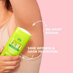 Aplicación suave de Ban Invisible en axila, piel fresca y sin manchas.