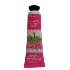 Bath & Body Works Strawberry Pound Cake crema de manos, manteca de karité, hidratación suave para uso diario.