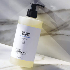 Champú Baxter of California Deep Clean en la palma para aplicación fácil