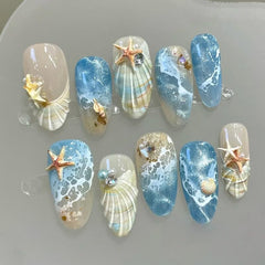 BEAWTH uñas prensadas en almendra, tono azul marino para un look veraniego.
