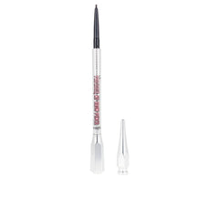 Benefit lápiz de cejas con punta ultra fina para trazos naturales.