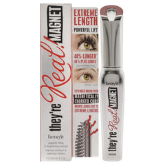 Benefit They’re Real Magnet Extrema muestra alargamiento notable de las pestañas para un look definido.