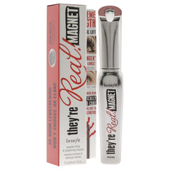 Benefit They’re Real Magnet levanta y mantiene pestañas definidas durante el día.