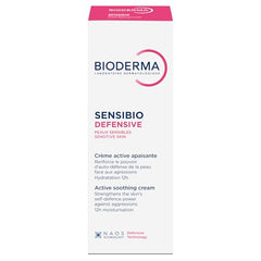 Aplicación de Bioderma Sensibio Defensive en rostro con acabado suave.