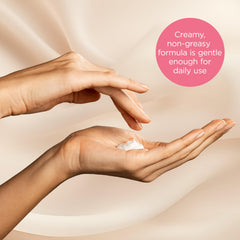 Bodycology aplicación en manos de la crema de vainilla para cuidado diario.