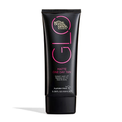 Bondi Sands GLO Matte One Day Tan aplicándose con guante para un bronceado inmediato