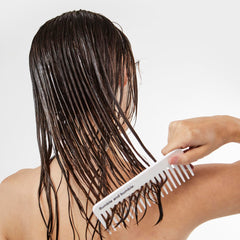 Bumble and bumble Acondicionador engrosante, fragancia suave que cuida el color.