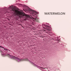 Tono melón cálido de Lip Shimmer Watermelon ilumina labios con brillo suave.