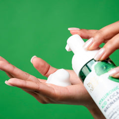 By Nature espuma facial suave aplicada en la piel, sensación limpia y revitalizante.