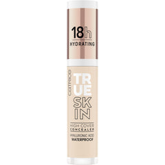 Aplicación suave del corrector Catrice con acabado mate natural.