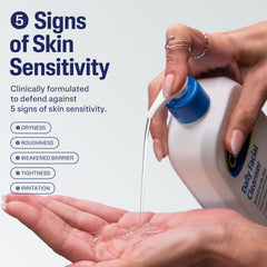 Cetaphil Daily Facial Cleanser muestra espuma cremosa para piel sensible.
