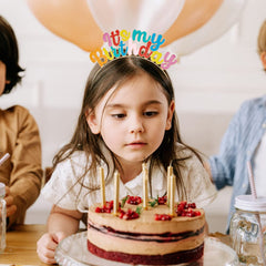 Chanaco diadema de cumpleaños dorada, ideal para resaltar la celebración.