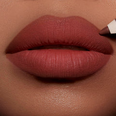 Lip Cheat enriquecido con aceite de jojoba para labios hidratados.