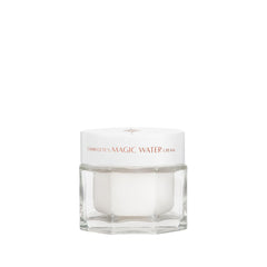 Crema Agua Mágica de Charlotte Tilbury, bote elegante, ofrece hidratación ligera para piel sensible.