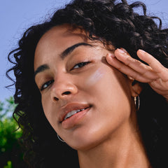 Clarins UV Plus: aplicación rostro y cuello, protección UVA/UVB.