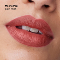 Clinique Pop Longwear Lipstick, acabado matte para color intenso y duradero.