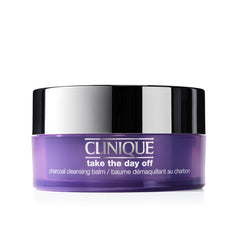 Clinique Take The Day Off: botella cerca como enfoque, desmaquilla maquillaje resistente y protector solar.