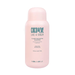 Coco & Eve Detox Shampoo: botella vertiendo para eliminar residuos y aceites.