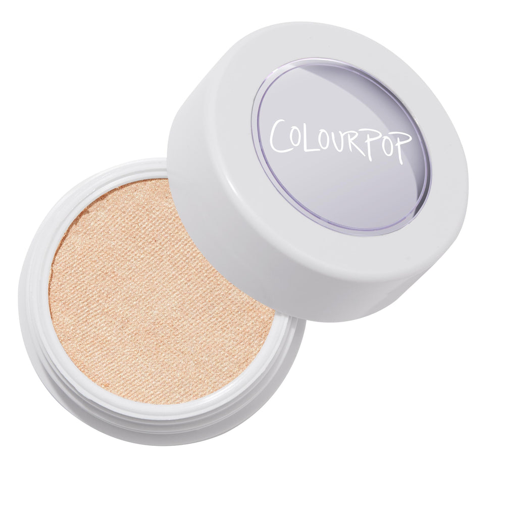 ColourPop Lunch Money: textura rebote ilumina pómulos con brillo suave.