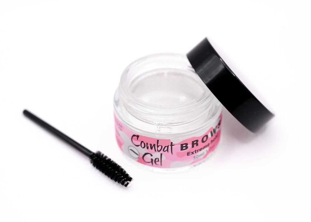 Combat Gel: aplicación suave para cejas definidas y fijación duradera.