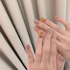 COSMOO Esmalte Uñas Marrón Claro en muestra, tono cálido y natural.