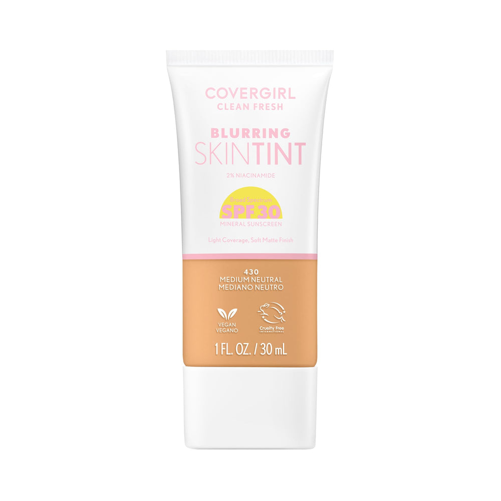 CoverGirl Clean Fresh Blurring Skin Tint, botella con bomba, difumina poros para un acabado suave.