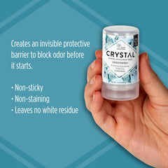 Crystal Essence desodorante mineral, aplicación sin aluminio para piel sensible.