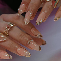CTTHNBD uñas pegadas almendra frente-frances doradas, aspecto elegante y práctico.