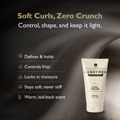Aplicación de crema para rizos, definición suave y uso diario.