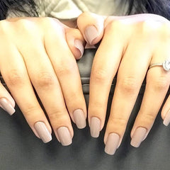 Dazzle Dry Broadway Beige, cepillo de precisión para una manicura lisa y detallada.