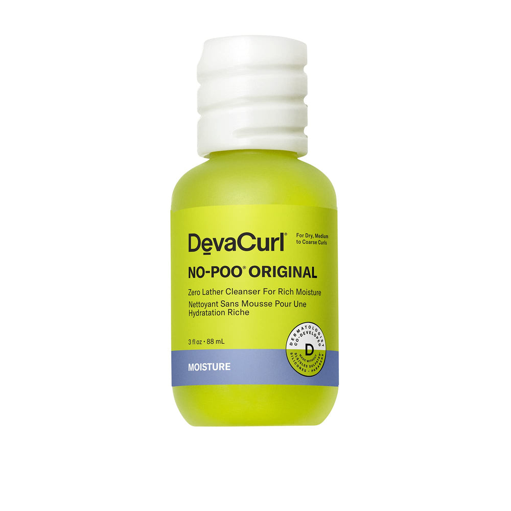 DevaCurl No-Poo Original en botella, primer plano, limpieza suave y humedad duradera.