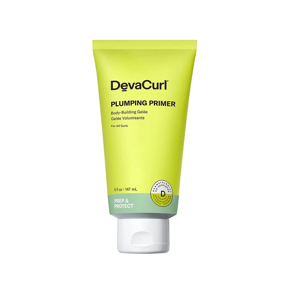 DevaCurl Plumping Primer en botella muestra cuerpo y definición en rizos.