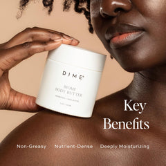 Aplicación de DIME Biome Body Butter en manos para hidratación duradera