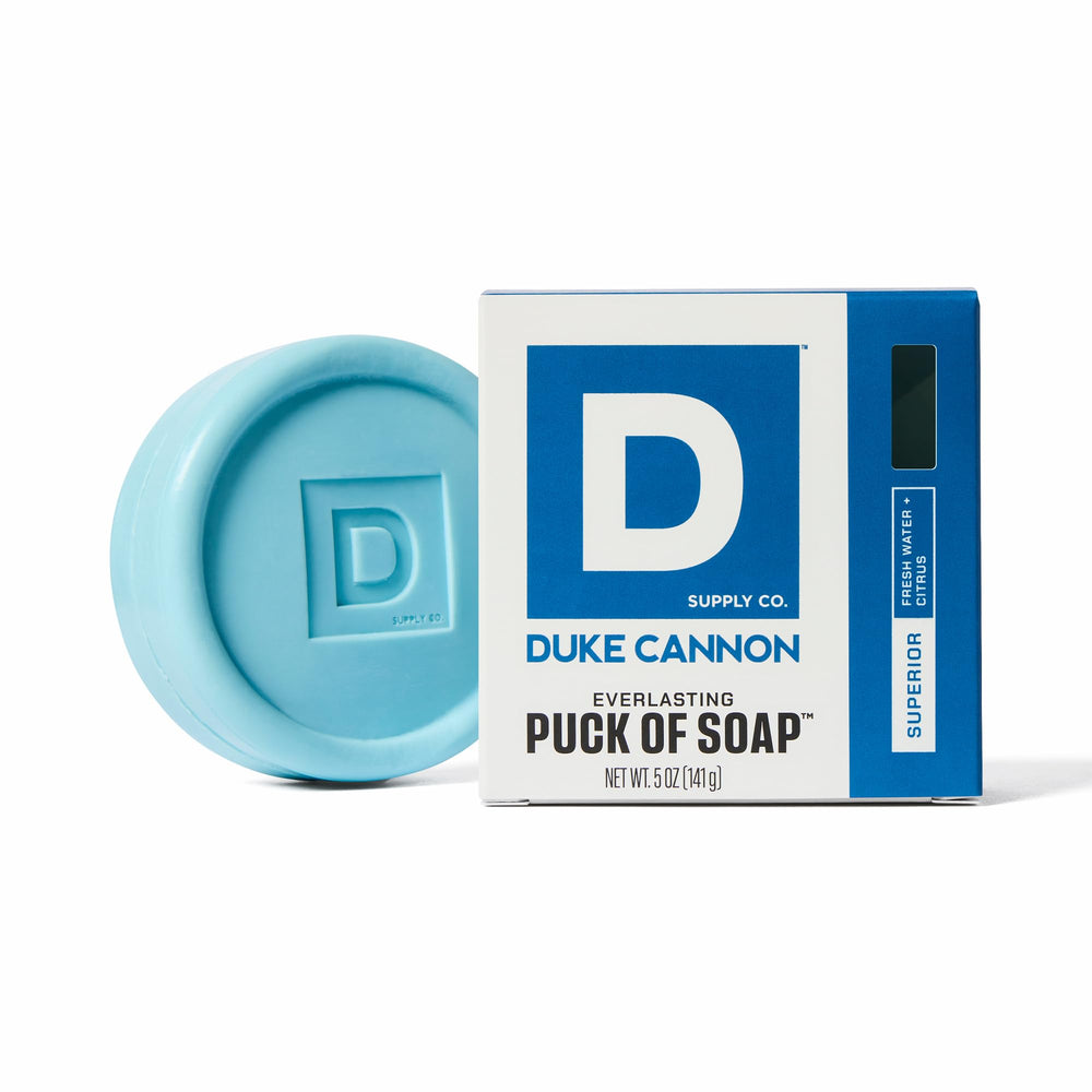 Duke Cannon Bar Soap Puck, primer plano exfoliante, hidrata y limpia la piel.