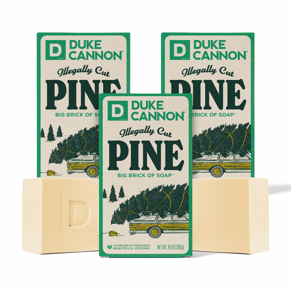 Barra de Duke Cannon de 10 oz con aroma a pino fresco para uso diario.