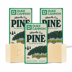 Barra de Duke Cannon de 10 oz con aroma a pino fresco para uso diario.