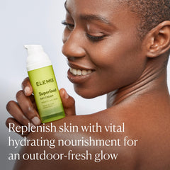 Aplicación diaria de ELEMIS Superfood Day Cream, textura suave para piel fresca.