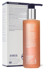 Textura cremosa del limpiador sensible de ELEMIS