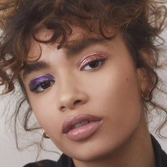 e.l.f. Sombra líquida Supernova morada, acentúa ojos con brillo azul lavanda.